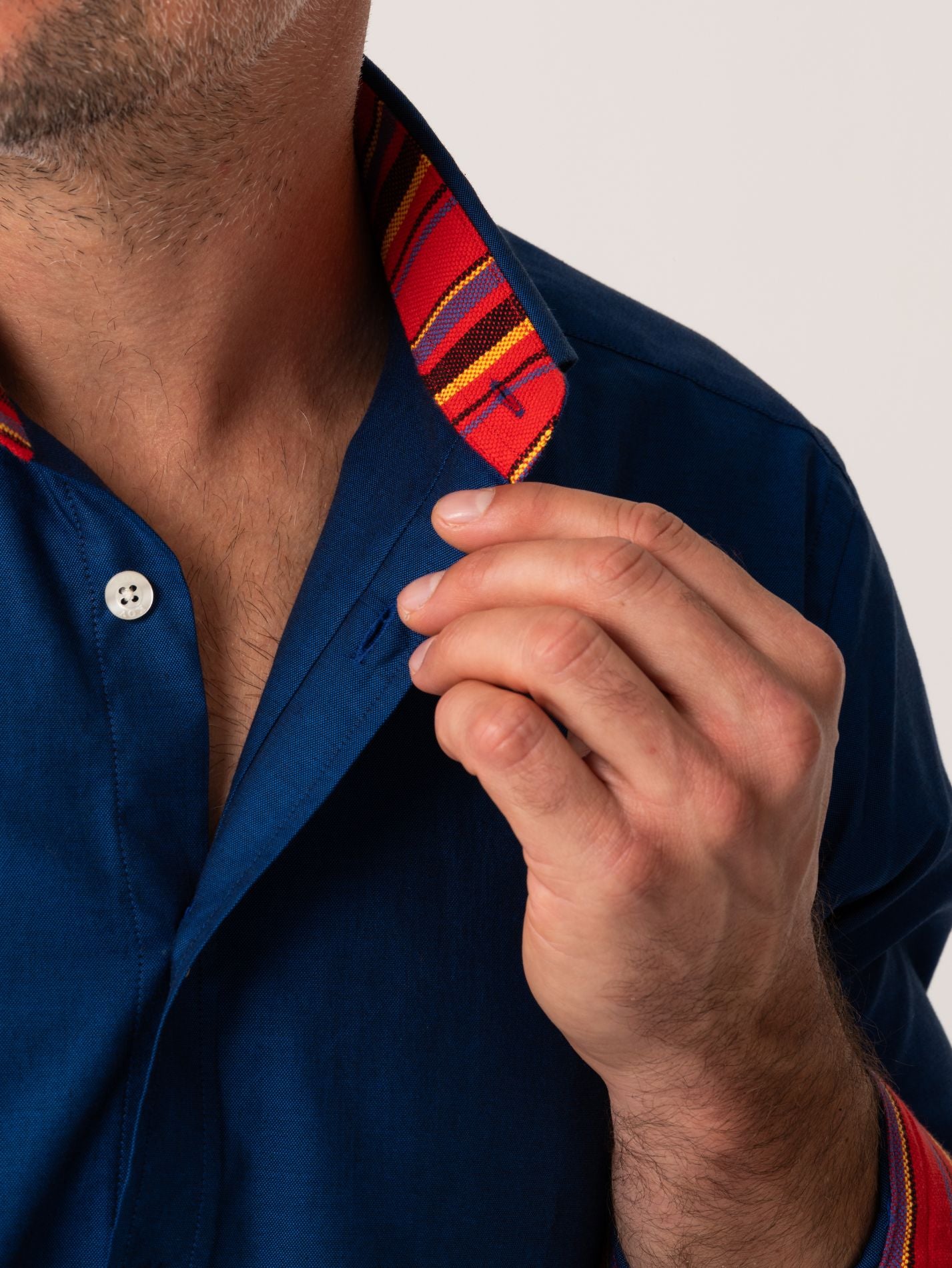 Mens Navy Oxford shirt with red Kenyan trim - collar detail view 